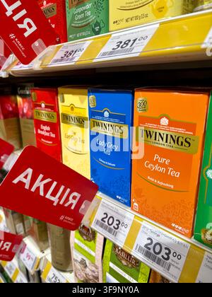 23.05.2026 Ukraine Charkov Twinings Teeboxen auf einem Supermarktregal mit Rabattanhänger Stockfoto