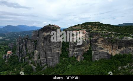 KALAMBAKA, GRIECHENLAND – 13. MAI 2026 Atemberaubender Drohnenaufnahm der historischen Meteora-Kloster, die auf hohen Sandsteinpfeilern in Griechenland erbaut sind. Majesti Stockfoto