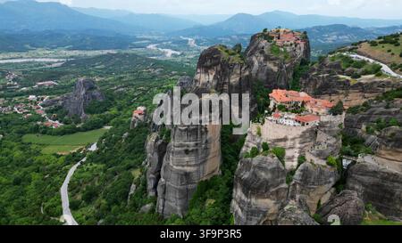 KALAMBAKA, GRIECHENLAND - 13. MAI 2026 Atemberaubende Drohnenlandschaft der antiken Meteora-Klosterbauten auf hohen Sandsteinpfeilern in Griechenland. Majestätischer Berg Stockfoto