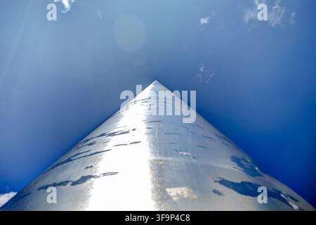Dramatischer Aufblick auf den Edelstahl-Spire von Dublin, auch bekannt als das Lichtmonument, auf der O’Connell-Straße. Stockfoto