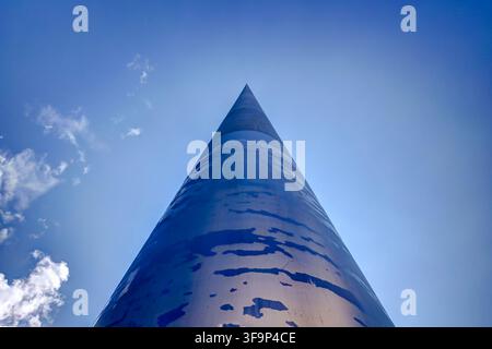 Dramatischer Aufblick auf den Edelstahl-Spire von Dublin, auch bekannt als das Lichtmonument, auf der O’Connell-Straße. Stockfoto