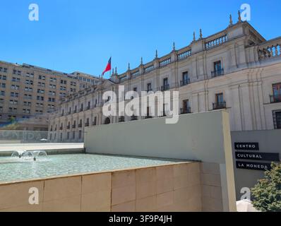 SANTIAGO, CHILE - 03. DEZEMBER 2025: Der Eingang zum Centro Cultural La Moneda befindet sich unter dem historischen Palast La Moneda unter einem klaren blauen Himmel in Santi Stockfoto