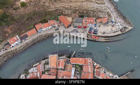 Aus der Vogelperspektive von Staithes, dem Fischerdorf und dem Fischerhafen im Stadtteil Scarborough in North Yorkshire, England Stockfoto