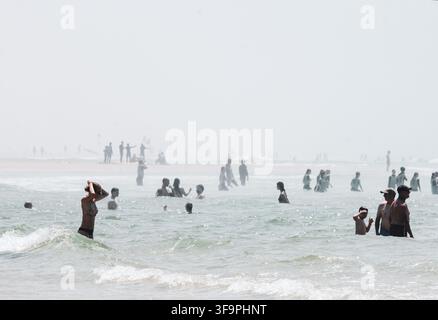 Touristen baden im Atlantischen Ozean in Lacanau im Südwesten Frankreichs Stockfoto