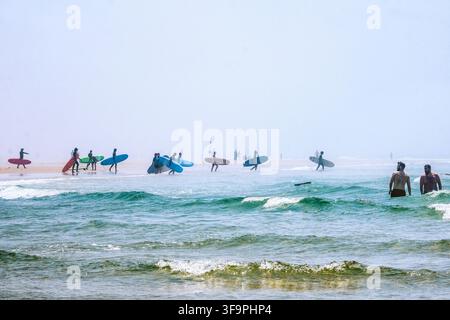 Ein Surfkurs in Lacanau im Südwesten Frankreichs, Wellen auf dem Atlantik Stockfoto