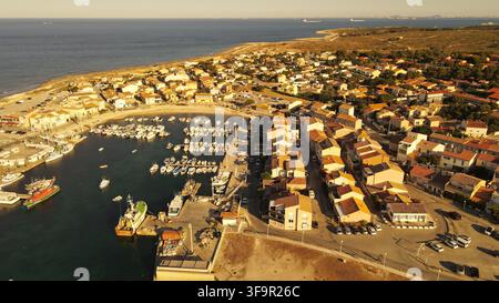 Luftbild des Hafens von Carro mit zahlreichen Booten, die im Yachthafen festgemacht sind, umgeben von Küstengebäuden und mediterraner Landschaft in Martigues, Pr Stockfoto