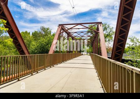 Scenic Pioneer Bridge, die den Boise River im Ann Morrison Park in Boise, Idaho, überspannt Stockfoto