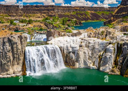 Majestätischer Shoshone-Wasserfall stürzt in ein lebhaftes türkisfarbenes Becken, umgeben von dramatischen felsigen Canyonwänden in Twin Falls, Idaho Stockfoto