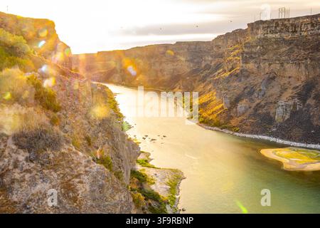 Weitläufige Luftaufnahme zeigt den Snake River, der bei Sonnenuntergang durch den Canyonrand windet Stockfoto