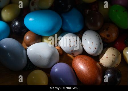 Eine lebendige Sammlung von Eiern in verschiedenen Farben und Mustern fängt die Essenz von Frühlingsfesten und Freude ein. Stockfoto