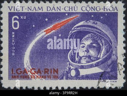 Juri Gagarin, (1934-1968) ein sowjetischer Kosmonaut, der erste Mensch im Weltraum und auf einer Umlaufbahn um die Erde. Porträt auf vietnamesischer Briefmarke Stockfoto