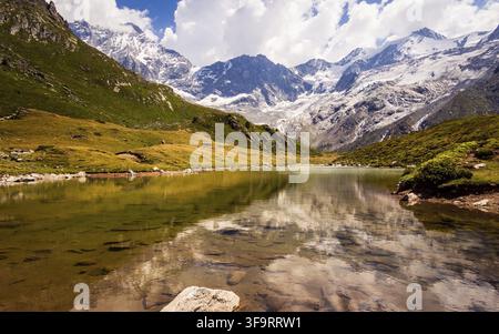 Panoramablick auf den Bergsee Lac d'Arpitetta (2258 m) mit Weisshorn, Schalihorn und Zinalrothorn im Hintergrund. Ayer, Val d' Anniviers, Wallis Stockfoto