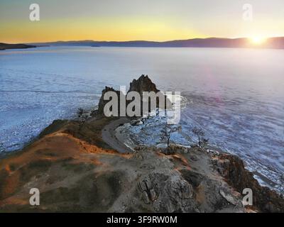 Wunderschöner Luftbild von Kap Burhan oder Shamanka-Felsen, Olchon-Insel. Lake Baikal im Frühling während des Schmelzens des Eises Stockfoto