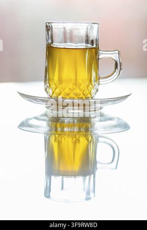 Marokkanischer Tee im Café in der Glas Tasse, Nahaufnahme. Stockfoto