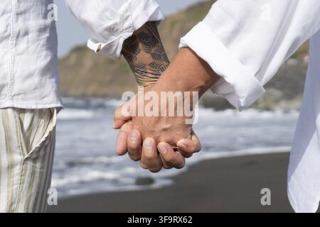 Lifestyle mit kaukasischen Senior-Paar am Strand ruhen, die Hände in der Nähe halten, glücklich in der Liebe romantisch und entspannen Zeit, Tourismus der älteren Familie pleo Stockfoto