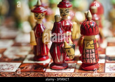 Schachfiguren auf einem Brett, Makro-Nahaufnahme. Stockfoto