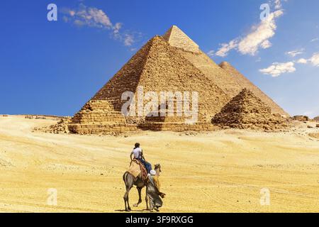 Die große Pyramide und beduinen mit Touristen in der ägyptischen Wüste, Gizeh Stockfoto