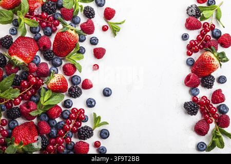 Verschiedene frische Sommer Beeren. Ansicht von oben Stockfoto