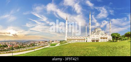 Wundervolle Camlica Moschee von Istanbul, asiatische Seite, Türkei Stockfoto