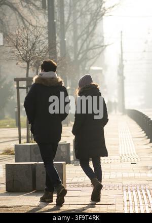 Fußgänger auf der Graf Ignatiev Straße an einem nebligen Morgen im Zentrum von Sofia, Bulgarien Stockfoto