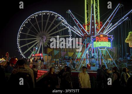 LONDON, ENGLAND, 28. Dezember 2018: Personen, die einen angenehmen Aufenthalt in einer Weihnachtsmarkt, umgeben von Essen und Trinken steht, mit Lichtern dekoriert Stockfoto