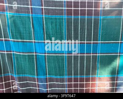 Eine Nahaufnahme eines blau-grün karierten Stoffes im traditionellen Tartan-Webstil, perfekt für Inspirationen in der Bekleidungs- und Textildesign Stockfoto