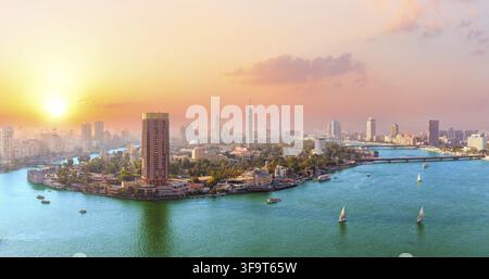 Wunderbares Sonnenuntergangspanorama auf der Gezira-Insel und dem Nil in Kairo, Ägypten Stockfoto