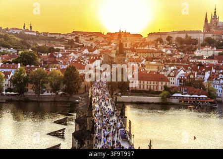 Blick auf die Karlsbrücke und die Prager Sehenswürdigkeiten bei Sonnenuntergang Stockfoto