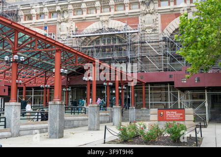 Bauarbeiten an der Außenfassade des Nationalmuseums der Einwanderung auf Ellis Island in New York City, New York, USA Stockfoto