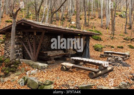 Leerer Picknickbereich im Vitosha-Berg bei Sofia, Bulgarien Stockfoto