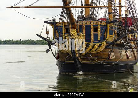 Voronezh, Russland, 11. Juni 2019. Nachbau eines Kriegsschiffs nach dem Entwurf von Peter I. Das Schiff Goto Predistication liegt am Kai des Admiralitätsplatzes Stockfoto