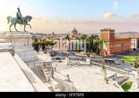 Toller Blick auf den Piazza Venezia bei Sonnenuntergang, Rom, Italien Stockfoto