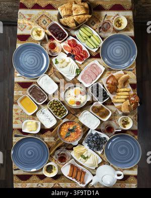 Buntes türkisches Frühstücksbuffet mit verschiedenen traditionellen Gerichten, das ein lebendiges und appetitliches kulinarisches Erlebnis schafft Stockfoto