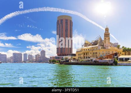 Gezira Insel im Nil, prestigeträchtige Gegend von Kairo, wunderschönes sonniges Panorama von Ägypten Stockfoto