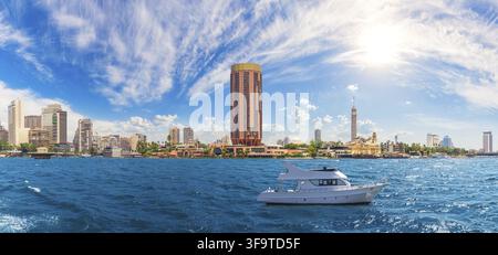 Boot auf dem Nil in der Nähe der Insel Gezira, wunderschönes Panorama von Kairo, Ägypten Stockfoto