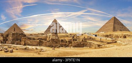 Große Sphinx und die Pyramiden von Gizeh, wunderschönes Sonnenuntergangspanorama der Region Kairo, Ägypten Stockfoto