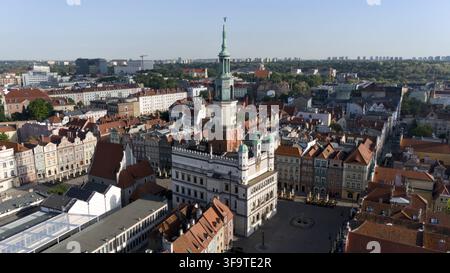 Panorama der Drohne auf die Altstadt von Posen und das historische Rathaus Stockfoto