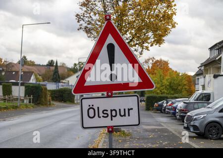 Gefahr durch Ölpest: Warnschild am Straßenrand Stockfoto