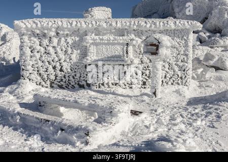 Gefrorener, schneebedeckter Picknickbereich am Black Peak Summit auf 2290 m Höhe im Vitosha-Berg bei Sofia, Bulgarien Stockfoto