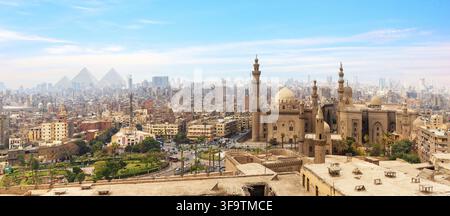 Die Moschee-Madrassa des Sultan Hassan im Panorama von Kairo, Ägypten Stockfoto