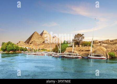 Alte Felsen und Segelboote am Ufer des Nils, Assuan, Ägypten Stockfoto