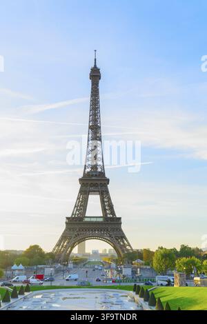 Von Trocadero Eiffelturm bei Sonnenaufgang, Paris, Frankreich, Retro getönt Stockfoto
