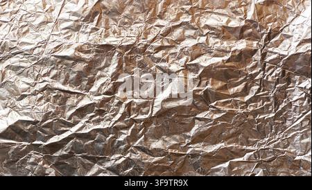 Geknittertes Silberfolie als Hintergrund Stockfoto