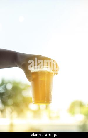 Mann hält in der Hand Eiskaffee in einem To-go-Becher. Stockfoto