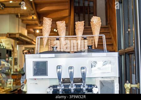 Eine Eismaschine mit verschiedenen Arten von Eis in Waffeltüten Stockfoto