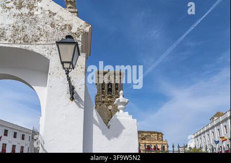 Enge Gassen gesäumt von weiß getünchten historischen Gebäuden in der Altstadt von Arcos de la Frontera, Provinz Cadiz, Andalusien, Spanien, mit farbenfroher Deta Stockfoto