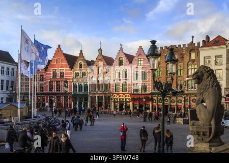 Brügge, Flandern, Belgien - Dezember 26 2017 : Blick auf den Brügger Markt in weihnachtlicher Atmosphäre mit alten bunten Fassaden und Touristen in b Stockfoto