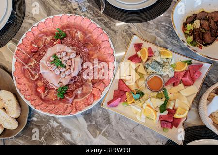 Sehr farbenfrohe Tapas-Teller mit Wurstwaren, Käse und geräuchertem Fleisch. Stockfoto