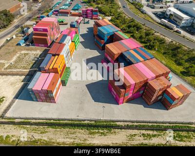 Kapstadt, Westkap, Südafrika - 13. August 2026: Luftaufnahme von Stapeln farbenfroher Schiffscontainer im Industriegebiet Bellville South. Stockfoto