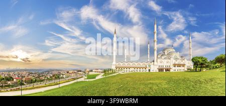 Wundervolle Camlica Moschee von Istanbul, asiatische Seite, Türkei Stockfoto